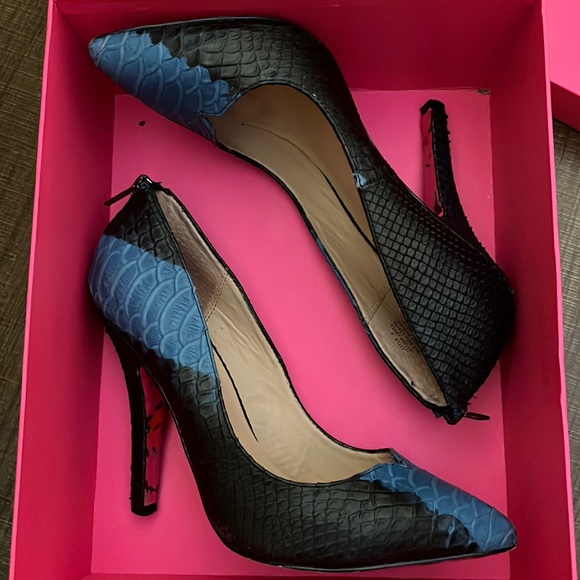 Betsey Johnson Pump - Picture 2 of 14